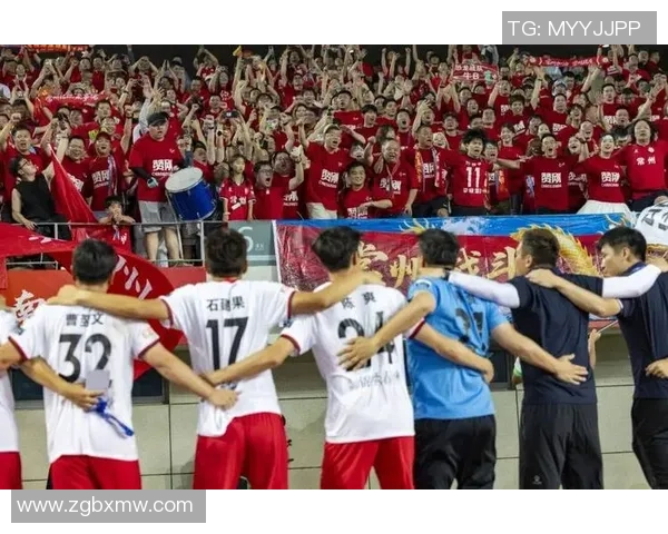 实况足球明星同台盛会精彩纷呈球迷狂欢共享足球魅力与激情 实况足球明星同台盛会精彩纷呈球迷狂欢共享足球魅力与激情